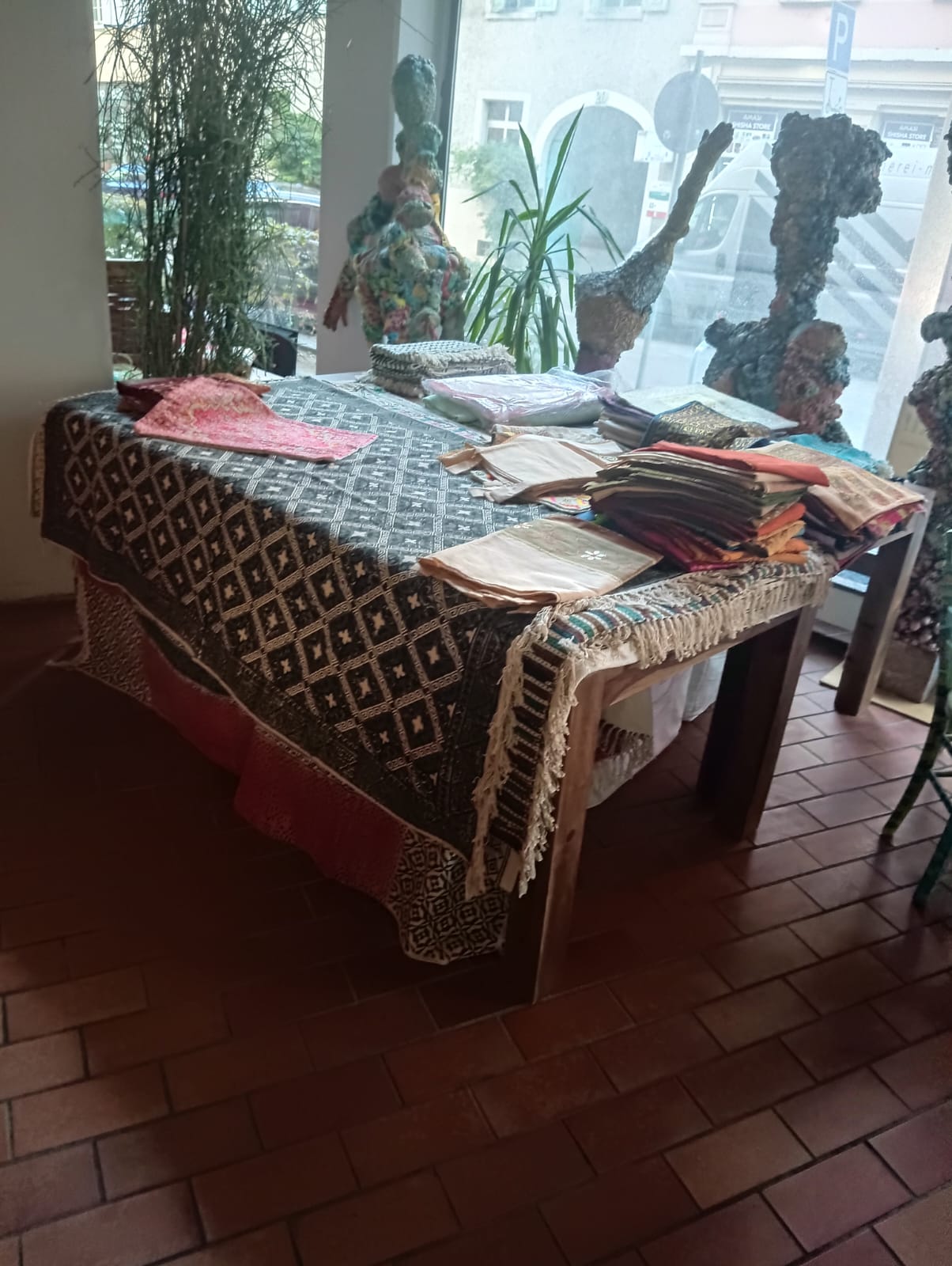 Textilien im Schaufenster von Schönes & Buntes